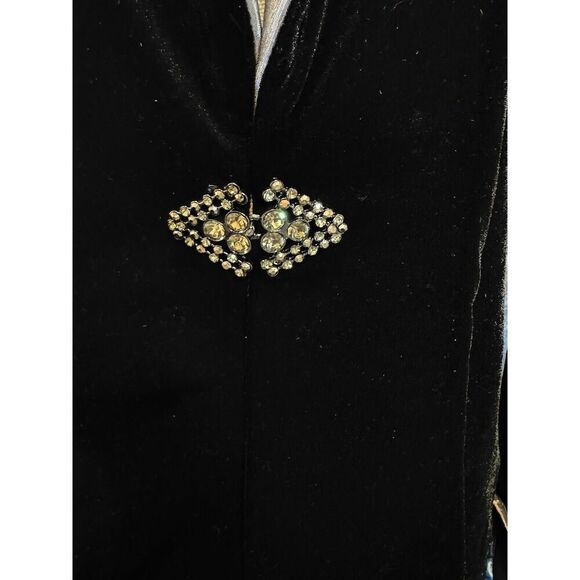 ALEX EVENINGS BLACK & SILVER VELVET JACKET WITH CRYSTAL EMBELLISHMENT CLASP SZ M - Picture 4 of 6